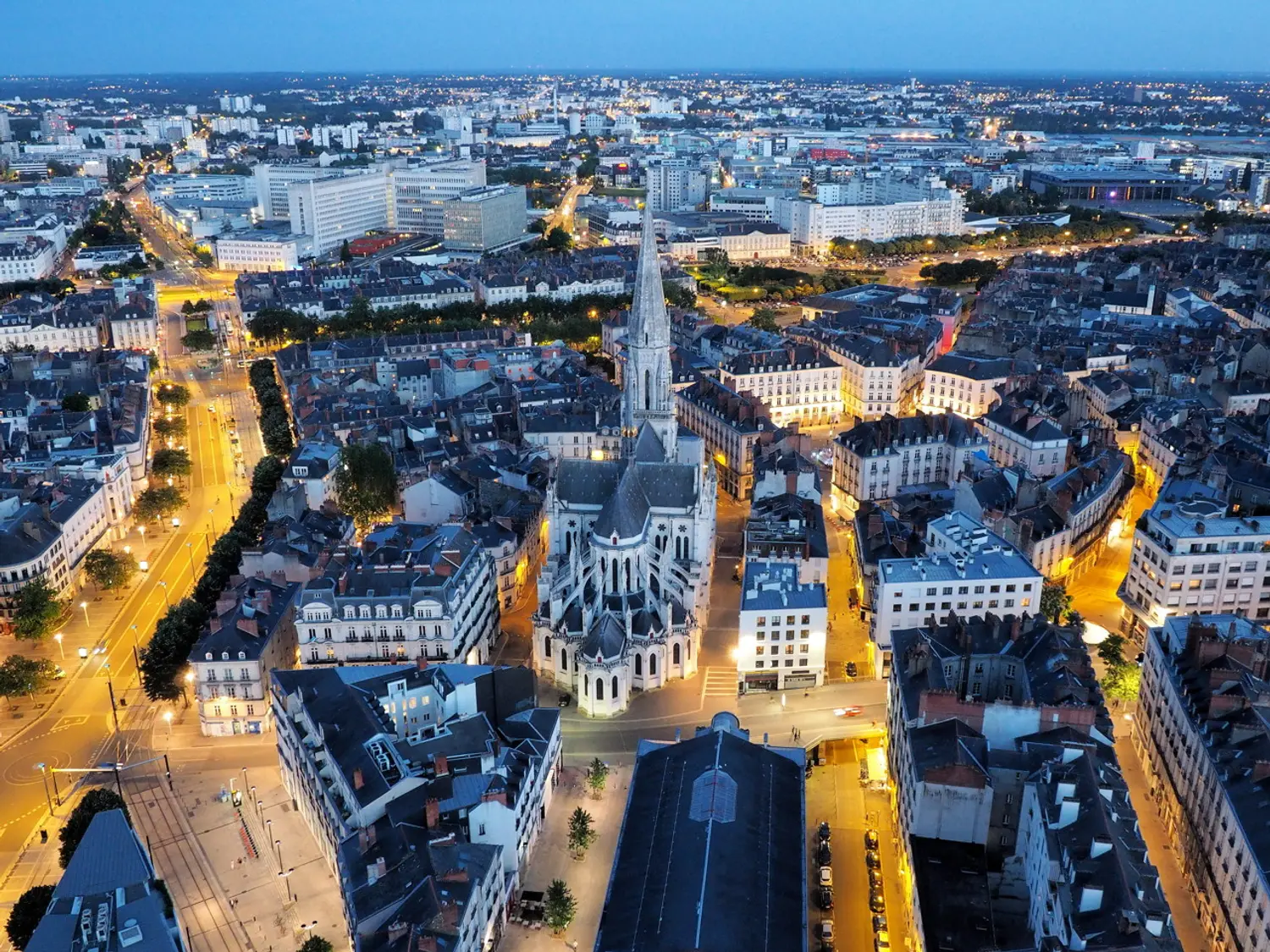 Nantes de nuit, vue aerienne de la cathedrale et du centre-ville illumine - zone desservie par VTC By DiDy